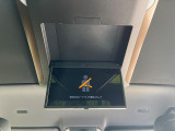 【13.2型有機ELフリップダウン】三列目からでも迫力のエンタメが観れる大画面フリップダウン。有機ELのモニターでは、一般的なフリップダウンよりも高コントラストでキレイな映像を楽しめます。