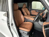 運転席/助手席です。姿勢が崩れず正確なステアリング操作で安心です。