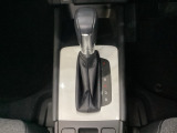「e:HEV」搭載車です。日常シーンのほとんどをモーターで走行し、高速クルージングなどモーターよりもエンジンの方が効率が良い領域はエンジンで走行、あらゆる領域で優れた燃費走行を実現します。