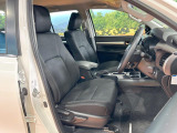 運転席まわりには十分なスペースがあり、大柄な方でもゆったり運転していただける環境です。