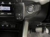 【スマートキー】カバンやポケットに入れたままでもドアの施錠・解錠が可能なスマートキーを装備。エンジンのオン・オフ時もカギを取り出す必要が無いからとっても便利です♪