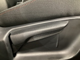 運転席にはドライバーの体型や好みに応じて前後方向だけでなく、高さの調整ができるシートリフターを装備!