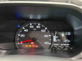 シンプルで大きく見やすい単眼メーターと様々の車両情報を表示するマルチインフォメーションディスプレイ