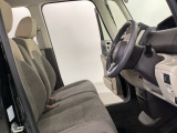 広い足元に肘掛けもついたゆったり座れるシートです。運転席と助手席の間が空いているため、助手席側への移動がスムーズです。交通量の多い道でも、助手席側から乗り降りができます。