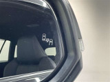 ブラインドスポットモニター(BSM)を装備しています。隣を走る車両が死角に入るとミラー内LEDインジケーターが点灯。さらに、ウィンカーを出すとインジケーターが光って点滅して注意を促してくれます。