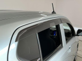 【ドアバイザー】雨の日でも窓を少し開けて換気可能!車内の空気を新鮮に保ちます♪アウトドアのシーンでは虫の侵入も防ぐ効果が役立ちます☆