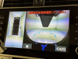 パノラミックビューモニターを装備。駐車場や交差点でクルマを真上から見るように周囲を確認できます。機能の詳細は販売店スタッフまでおたずねください。