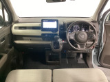 車内は光触媒抗菌消臭施工済です。スタイリッシュなデザインで暖かみのあるインパネ周りを演出します。グローブボックスやカップホルダーのほかにトレーなどたくさんの収納スペースが装備されています。