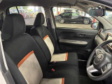 運転席の画像です。足元やシートまわりに余裕があり、リラックスした姿勢で運転が可能です。視界も良好で操作系へのアクセスもしやすく、快適で安心感のあるドライブをサポートします。