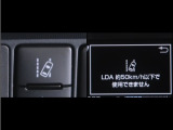 レーンディパーチャーアラートとは車線、又は走路からの逸脱の可能性をブザーにて警告します。