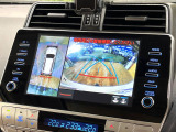 【マルチテレインモニター】車のフロントやサイドのカメラ画像を同時にモニター表示することで、悪路や狭い道を走行時でも周囲の状況確認ができ安心!本格SUVにうれしい装備です♪