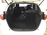 後席は分割可倒式で、用途に合わせてアレンジ可能。荷物の量や乗車人数に応じて柔軟に使える便利なシートです。