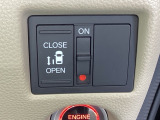 左側電動スライドドアは運転席からでも操作ができるように、ハンドル付近に開閉の操作スイッチが付いています。