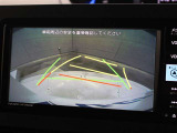 車庫入れや縦列駐車などの際に、後退操作の参考になるガイドラインをモニター画面に表示します。