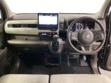 車内は光触媒抗菌消臭施工済です。インパネ周りはスタイリッシュなデザインで機能や装備も充実しています。グローブボックスやカップホルダーのほかにトレーなどたくさんの収納スペースが付いています。