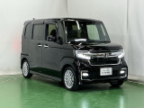 狭い駐車場でも、スライドドアならチャイルドシートへのお子さまの乗降や荷物の積載もスムーズ。とても便利な【両側電動スライドドア】ドアハンドを少し引くだけでリアドアが自動開閉します。