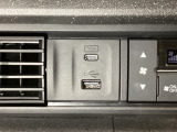 エアコン操作パネルの左側に、スマートフォンなどの充電可能なUSB端子と、音源などの外部入力の可能なUSB端子がついています。移動中に充電もできるので便利です。