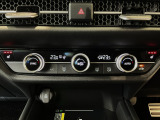 オートエアコンは左右席で独立温度コントロールが可能です。運転席はキンキンに冷やして助手席はマイルドにと言った設定が可能です☆暑さ寒さでケンカすることもなくなりますね♪