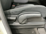 シートハイトアジャスターが付いているので運転姿勢を調整するのに便利ですね。身長に合ったシートポジションは安全運転や疲労軽減にもつながります。