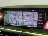 【純正ナビゲーション】BMWのナビゲーションは操作性も良く、詳細な地図情報と交通状況を見やすく表示し、快適なドライビングをサポートしながら目的地までナビゲートします。