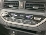 【オートエアコン】一度お好みの温度に設定すれば、車内の温度を検知し風量や温度を自動で調整。暑い&hellip;寒い&hellip;と何度もスイッチ操作をする必要はありません。快適な車内空間には必須の機能ですね♪