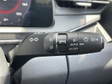 【オートライト(AUTO)】外の明るさをシステムが感知して、自動でヘッドライトが点灯します。ヘッドライトをつけ忘れを防ぐ便利機能です。