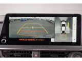 【パノラミックビューモニター】 後退時に車両の後ろ側を表示するだけでなく上から見たような映像で車庫入れなどバックする際に安心です。
