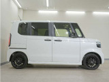 リアには左右スライドドアを採用。狭い駐車場でも開閉しやすく、強風の日でもドアが煽られにくくなっております。小さなお子さまやご年配の方も安心して乗り降りできます。