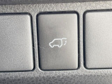 【パワーバックドア】スマートキーや運転席のボタンを押すだけでリアゲートが自動で開閉します!荷物を持っている時や、高い位置にあるバックドアを閉める際に便利な機能です♪