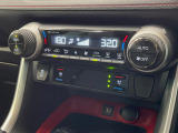 【シートヒーター&ベンチレーション】夏場は涼しい風でお尻や背中の熱やムレを防ぎ、冬はエアコンよりも早く温まってポカポカに!季節を問わず快適に過ごせます。