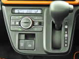 オートエアコンを装備しておりますので、四季を通じて車内を快適な温度に保つことが出来ます!高級感が有りますね!