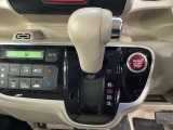 CVT車のセレクトレバーです。低速から高速まで、変速ショックのないスムーズな走りを実現するとともに、エンジン効率のよい領域を維持することで燃費にも貢献します。