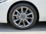 18インチ純正アルミホイールを装備。タイヤサイズは215/45R18となります。