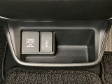 アクセサリーソケットはUSBのアダプターなどをつければ、スマホの充電にも使えます。横にはナビゲーション用の外部入力可能なUSB端子がついており、周辺には物が置けるボックスがついています。