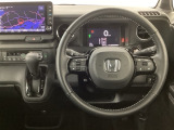 【ハンドル】運転にかかわる様々な操作を安全に行えるように視点移動が少なく操作性に配慮されたスイッチ類が凝縮されたコックピットです。