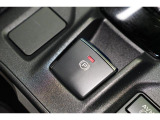 電動パーキングブレーキを採用。指で軽く引き上げればパーキングブレーキが掛かり、押すと解除ができます。