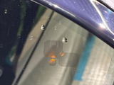 ◆ブラインドスポットモニター『左右斜め後ろを平行して走る車を認識し、車線変更の際に危険を察知するとドライバーへ警告を促します。夜・雨・トンネル内など走行時の環境が悪い時ほど便りになる安全装置です。』