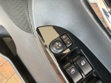 狭い駐車場で便利な電動格納ドアミラーが付いています。
