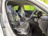 運転席まわりには十分なスペースがあり、大柄な方でもゆったり運転していただける環境です。