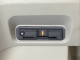 ハンドルの左下にETCがついています。高速道路の料金所の通過も楽々です。 カードの取り出しもしやすい場所についています。