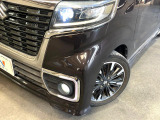 【LEDヘッドライト】悪天候や夜間走行時も良好な視界を確保し安心して運転できる高輝度LEDヘッドライトを装備!点灯速度が早く、消費電力も抑えられています。