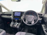 運転席まわりです。 各操作スイッチは使いやすい位置に配置されてます。