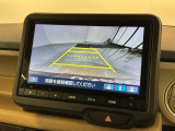 リバースギアに入れるだけで後方の表示へ切り替わります。夜間や雨の日の駐車も楽になりますよ。