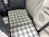 後席を前に倒せば、広くフラットな空間が出現。のんびり景色を眺めながら、自分の時間を過ごせます。