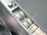【電動格納ミラー】サイドミラーは電動格納式となっており、狭い駐車場でもキズがつくリスクを抑えられます。