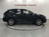 【まるごとクリーニング】シートを取り外し、車内を徹底洗浄。隅々まで丁寧に仕上げています。