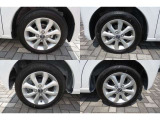 純正アルミホイール。タイヤサイズは155/65R14です。