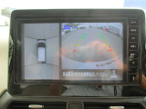 アラウンドビューモニター。上空から見下ろしているかのような映像を映し出して、スムースな駐車をアシストします。