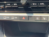 【リモート機能つきアドバンストパーク】専用スマートフォンアプリの使用で、車外から遠隔駐車・出庫が可能な先進機能。広い場所で乗り降りしたい時に便利です♪