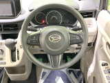インテリアに合わせたデザインのステアリングは、運転される方のことも考え、運転しやすい形状、大きさです。是非一度、実際に触ってお確かめください。